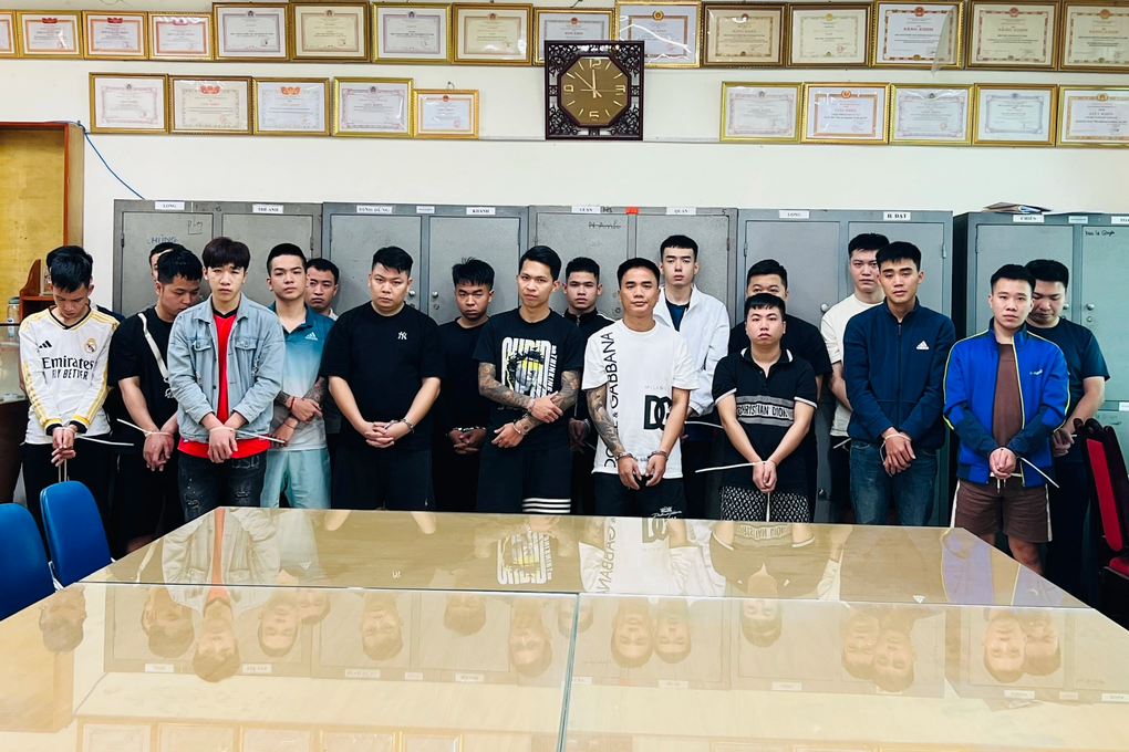 Khám xét đồng loạt 6 ổ tín dụng đen tại nhiều thành phố, bắt giữ 41 người - 2 Khám xét đồng loạt 6 ổ tín dụng đen tại nhiều thành phố, bắt giữ 41 người - 2