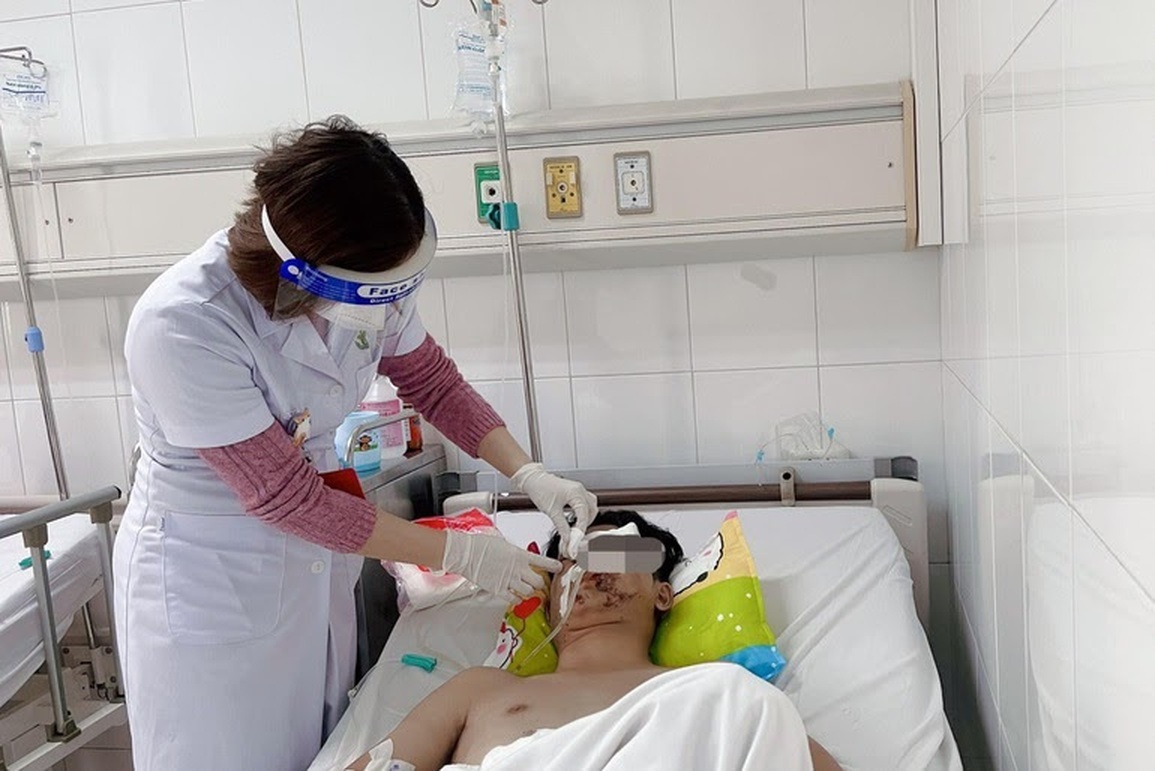 Hơn 300 ca khám cấp cứu vì pháo nổ trong 5 ngày Tết - 1 Hơn 300 ca khám cấp cứu vì pháo nổ trong 5 ngày Tết - 1