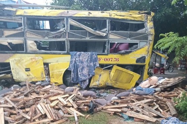 Thủ tướng: Khẩn trương điều tra nguyên nhân lật xe khách làm 10 người chết