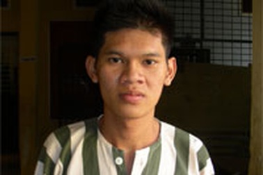 Bảo vệ quán bar đánh chết khách vì... “nhìn đểu”