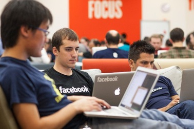 CEO Mark Zuckerberg nhận 1 USD/năm, Facebook trả lương nhân viên thế nào?