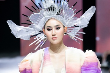 Bị ngã tóe máu trên sàn tập, Trúc Ny vẫn nén đau trình diễn catwalk