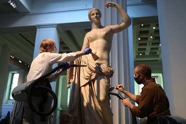 Nghề “phủi bụi chuyên nghiệp” bỗng... “đắt sô”