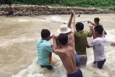 Thót tim cảnh nữ phóng viên vượt dòng lũ dữ vào vùng bị cô lập