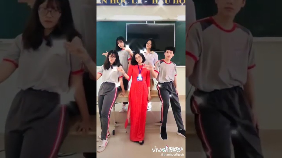 Những thầy cô giáo triệu view nhờ dạy học trực tuyến mùa dịch - 2 Những thầy cô giáo triệu view nhờ dạy học trực tuyến mùa dịch - 2