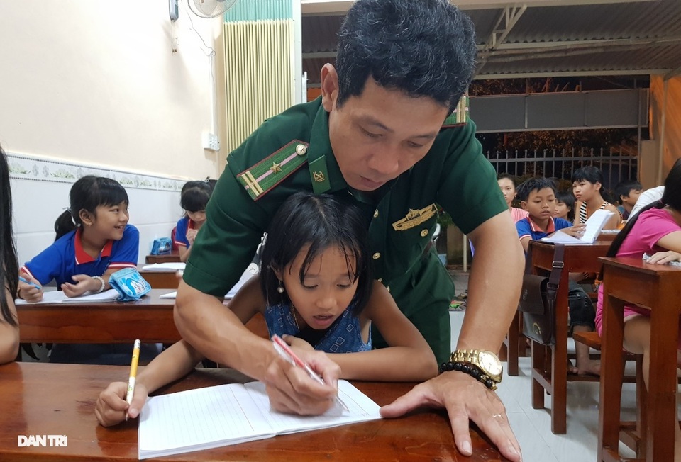 Thầy giáo mang quân hàm xanh” 16 năm dạy lớp học tình thương - 2 Thầy giáo mang quân hàm xanh” 16 năm dạy lớp học tình thương - 2