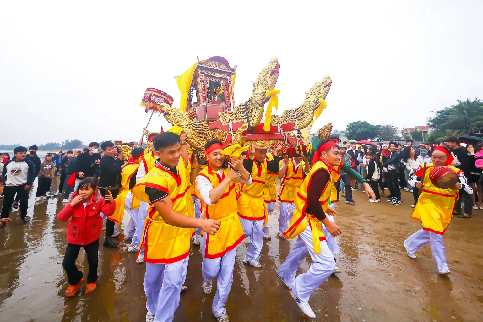 Cảnh cướp lộc và kiệu bay trong lễ hội ở ngôi đền thiêng xứ Nghệ - 5