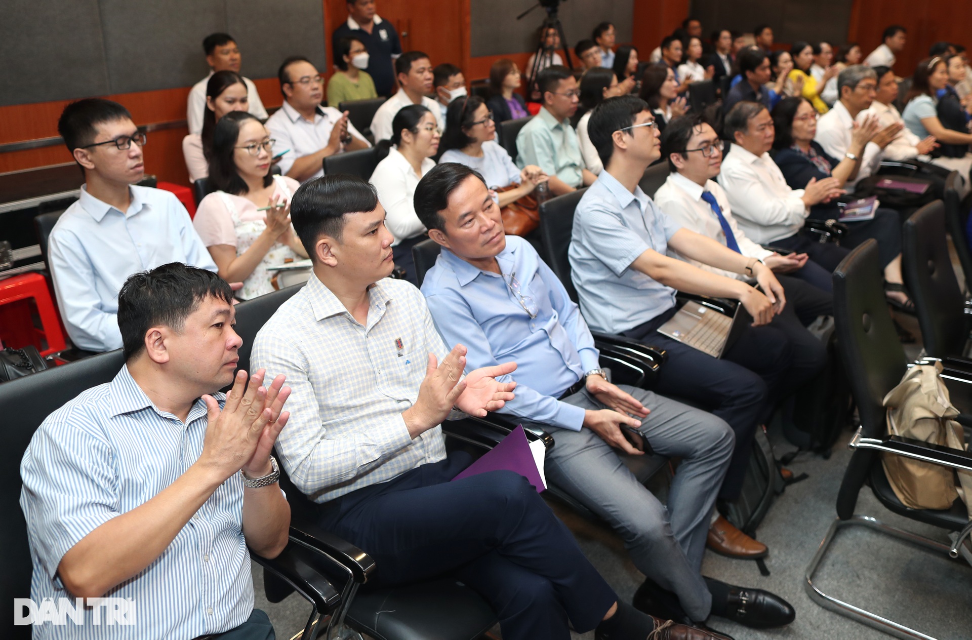 Kinh tế Việt Nam 2024 dưới góc nhìn của các chuyên gia - 9 Kinh tế Việt Nam 2024 dưới góc nhìn của các chuyên gia - 9