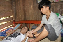 “Cha thì liệt, mẹ đã có chồng mới, chúng con… khổ lắm”