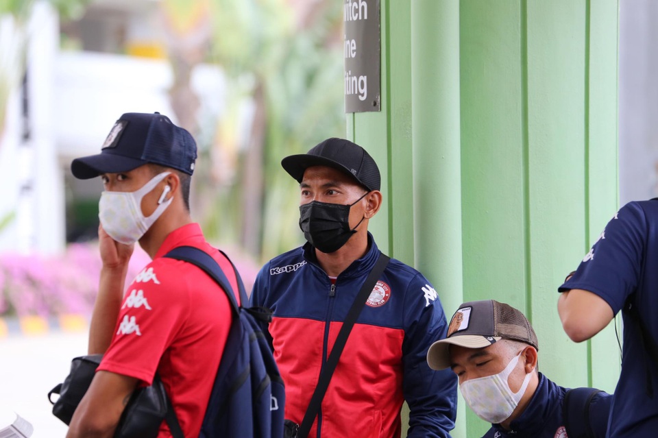 Công Phượng và đồng đội đeo kín khẩu trang khi đến Singapore - 8 Công Phượng và đồng đội đeo kín khẩu trang khi đến Singapore - 8