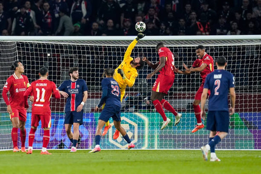 Alisson Becker lập kỷ lục sau màn trình diễn siêu hạng trước PSG - 1 Alisson Becker lập kỷ lục sau màn trình diễn siêu hạng trước PSG - 1