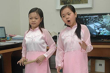 Hai phụ nữ trưởng thành mang ngoại hình trẻ con