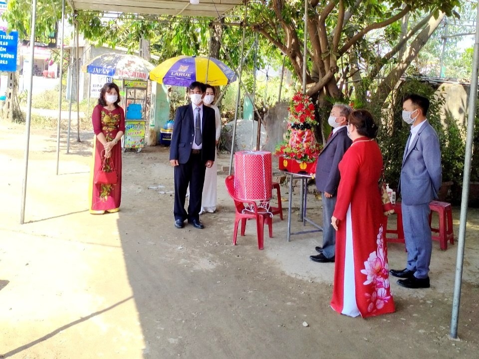 Lễ ăn hỏi đặc biệt diễn ra ngay tại chốt kiểm soát dịch Covid-19 - 1 Lễ ăn hỏi đặc biệt diễn ra ngay tại chốt kiểm soát dịch Covid-19 - 1
