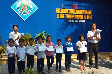 Grobest phối hợp báo Dân trí và Quỹ KHVN trao 80 suất học bổng đến học sinh nghèo Khánh Hòa