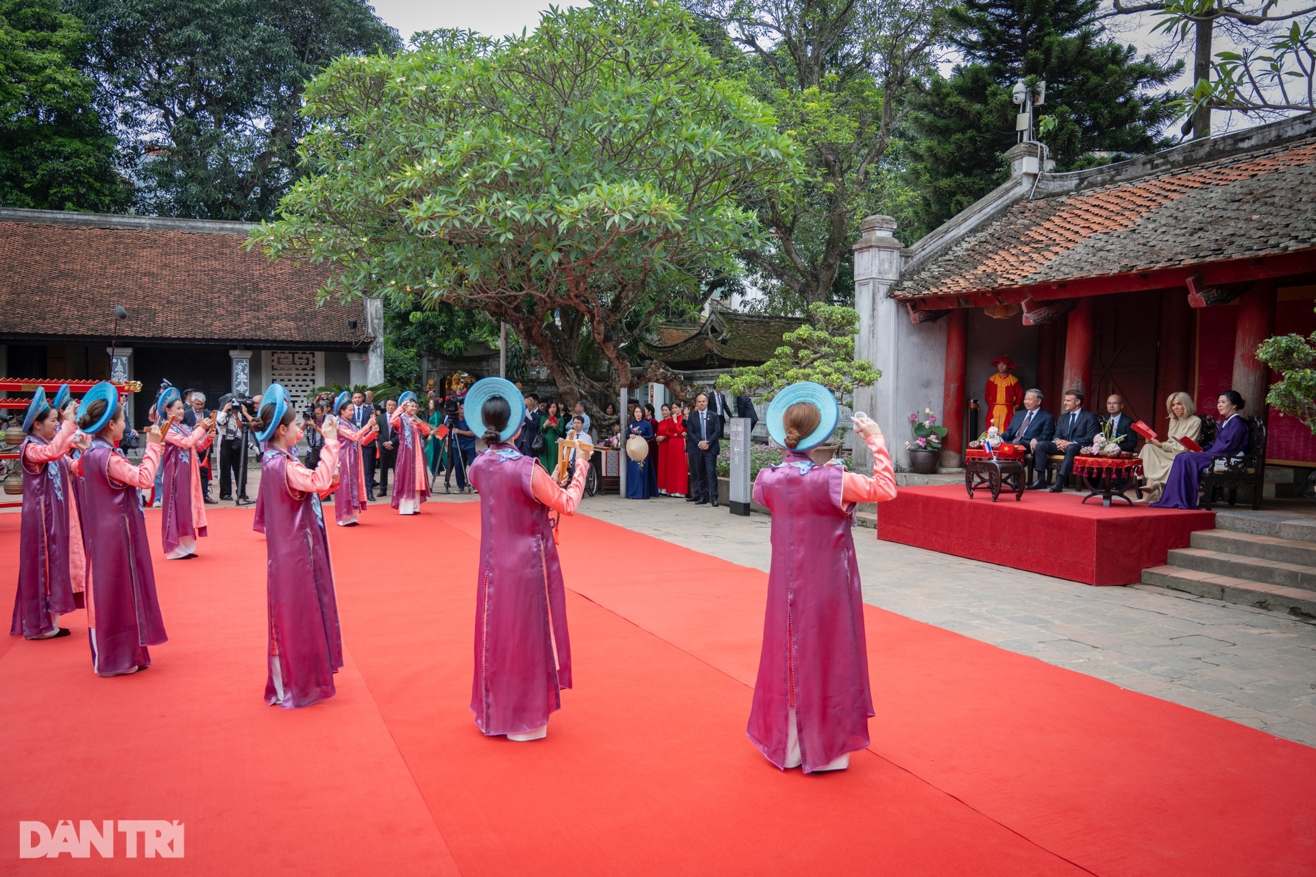 Tổng Bí thư Tô Lâm và Tổng thống Pháp thăm Văn Miếu, xem Nhã nhạc Cung đình Huế - 6 Tổng Bí thư Tô Lâm và Tổng thống Pháp thăm Văn Miếu, xem Nhã nhạc Cung đình Huế - 6