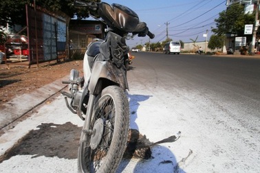 Xe máy đang chạy bất ngờ bốc cháy   