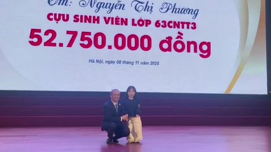 Hiệu trưởng nhà trường trao sổ tiết kiệm cho "cô gái tí hon"