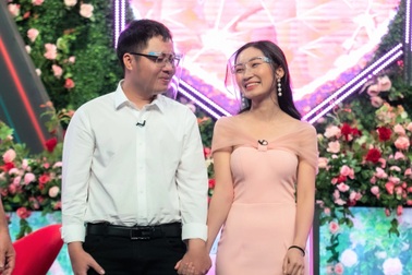 Vừa gặp lần đầu đã yêu, anh IT hứa "giao hết lương" nếu nữ sinh chịu cưới