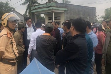 Người dân dàn hàng chặn xe đi dự khánh thành nhà máy điện mặt trời