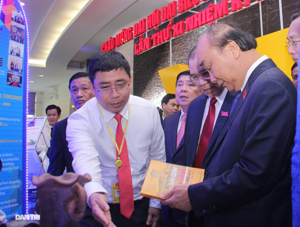 Thủ tướng tham quan triển lãm thành tựu kinh tế - xã hội của TPHCM - 6 Thủ tướng tham quan triển lãm thành tựu kinh tế - xã hội của TPHCM - 6