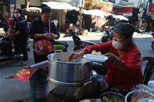 Kỳ lạ món ăn độn nhà nghèo thời bao cấp, thành đặc sản “xếp hàng” ở Hà Nội