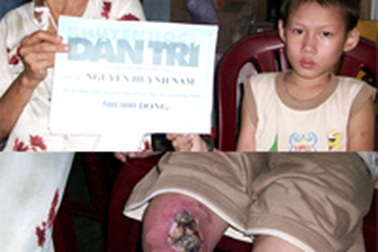 Trao tiền bạn đọc ủng hộ em Nguyễn Huỳnh Nam