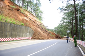 Tạm đóng đèo Prenn ở Đà Lạt do xuất hiện điểm sạt trượt lớn