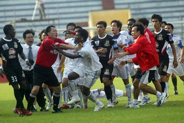 Để xảy ra xô xát, sân Thiên Trường vẫn...an toàn