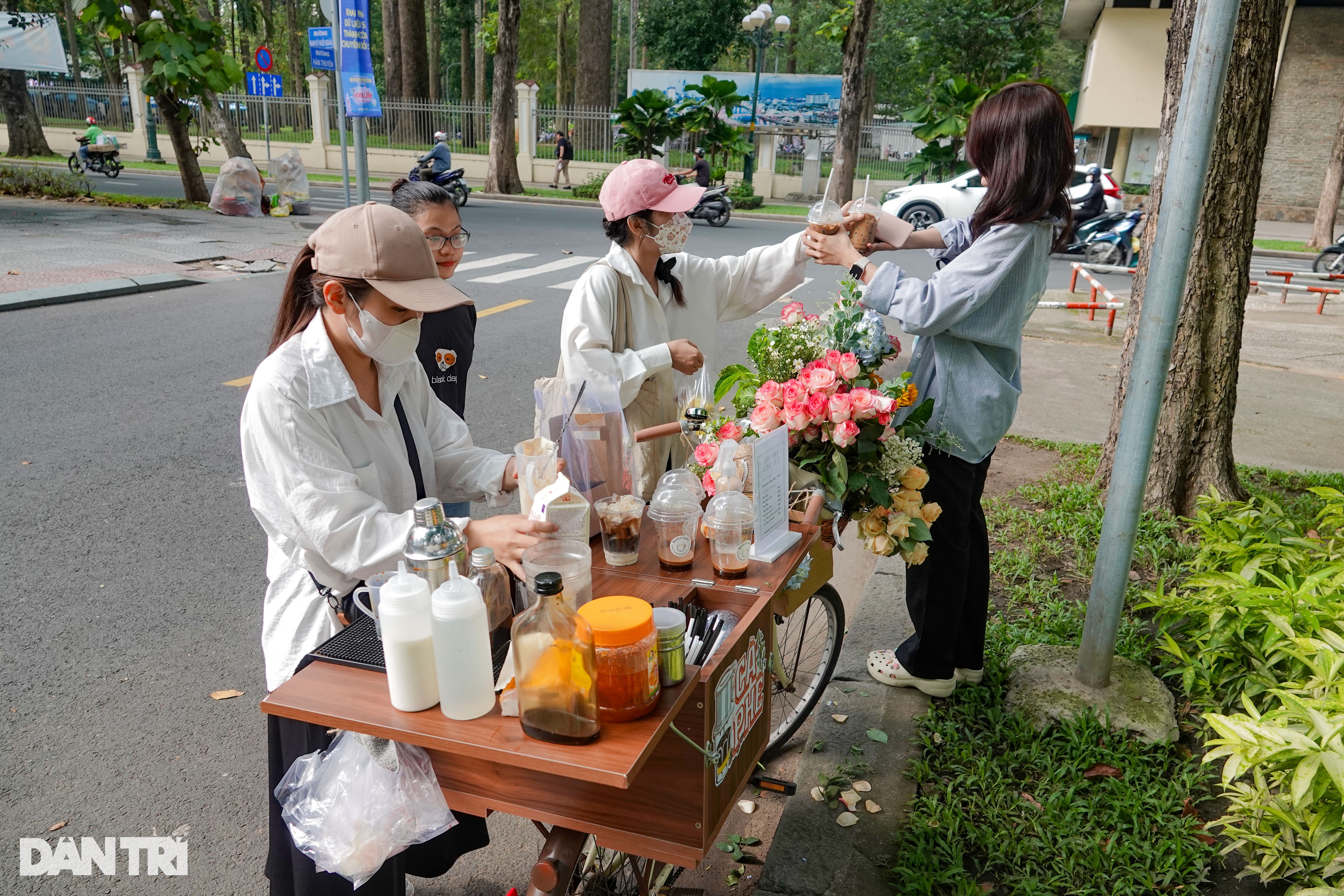 Bỏ vị trí quản lý, cô gái làm xe hoa cà phê kiếm 2 triệu đồng/ngày  第1张