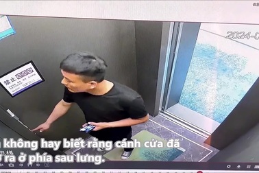 Tình huống hài hước khi chàng trai đi thang máy 2 cửa
