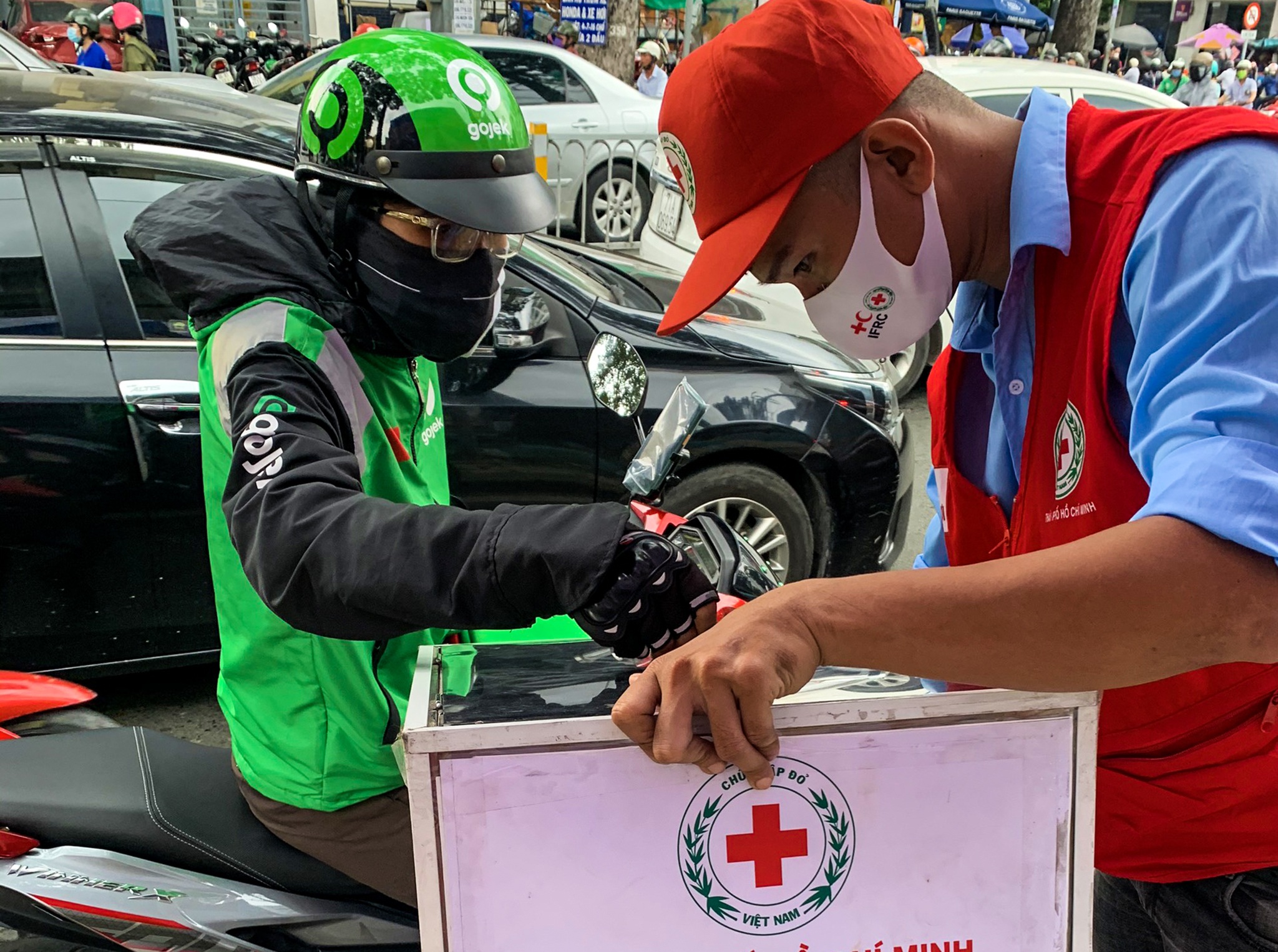 Trắng đêm gói bánh gửi đồng bào miền Trung ruột thịt - 18 Trắng đêm gói bánh gửi đồng bào miền Trung ruột thịt - 18