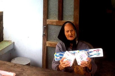 Xôn xao hình ảnh cụ bà 104 tuổi nhận quà hỗ trợ là… băng vệ sinh