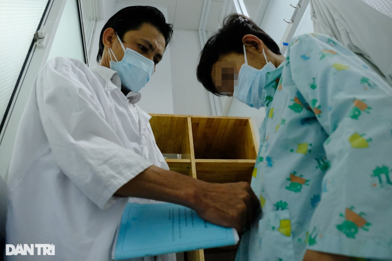 Người bệnh ở TPHCM kiệt quệ vì thiếu thuốc, cơ sở y tế mượn nhau tạm để xài - 4 Người bệnh ở TPHCM kiệt quệ vì thiếu thuốc, cơ sở y tế mượn nhau tạm để xài - 4
