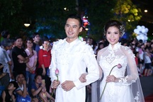 Vợ chồng Thúy Diễm “cưới lần 2” trên sàn catwalk dài nhất Việt Nam