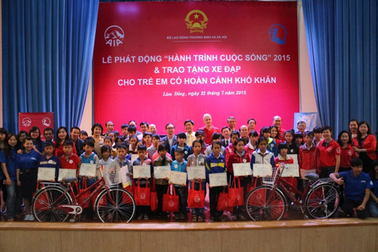 “Hành trình Cuộc sống” đến với trẻ em nghèo tỉnh Lâm Đồng