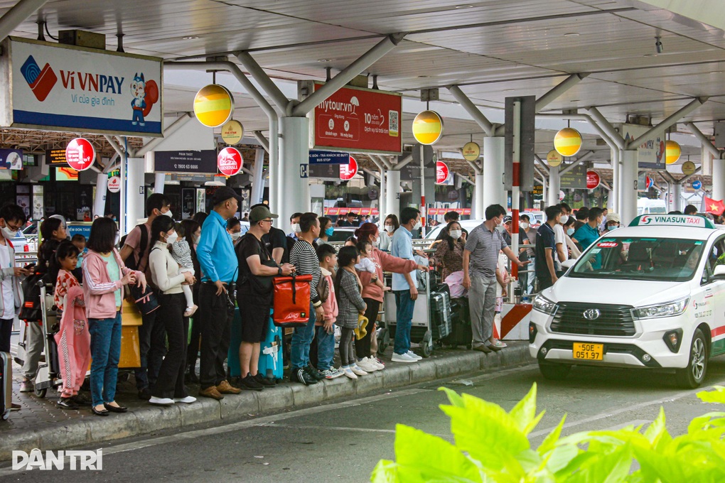 Cần bãi đệm taxi sân bay tránh thiếu xe dịp lễ 30/4-1/5 - 2 Cần bãi đệm taxi sân bay tránh thiếu xe dịp lễ 30/4-1/5 - 2