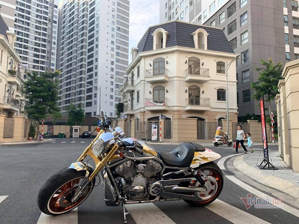 Sau 6 năm, mô tô Harley-Davidson mạ vàng 24k rao giá 1 tỷ ở Hà Nội - 1 Sau 6 năm, mô tô Harley-Davidson mạ vàng 24k rao giá 1 tỷ ở Hà Nội - 1