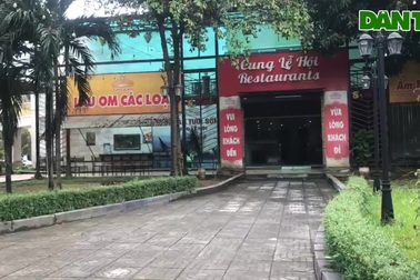 Cung lễ hội tại vị trí "đất vàng" thành Vinh hoang tàn, nhếch nhác