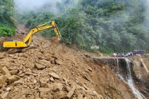 Đất đá sạt lở "cuốn bay" 30m đường đèo Khau Phạ