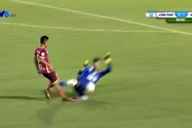 Hai giám sát khuyến cáo trọng tài Trọng Thư nên phạt thẻ đỏ Bửu Ngọc