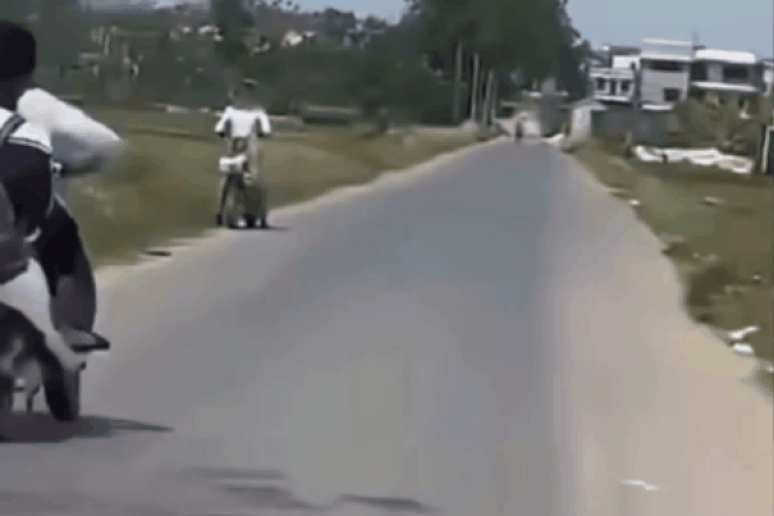 Nam sinh lái xe lạng lách, tông trúng một phụ nữ dừng xe ven đường