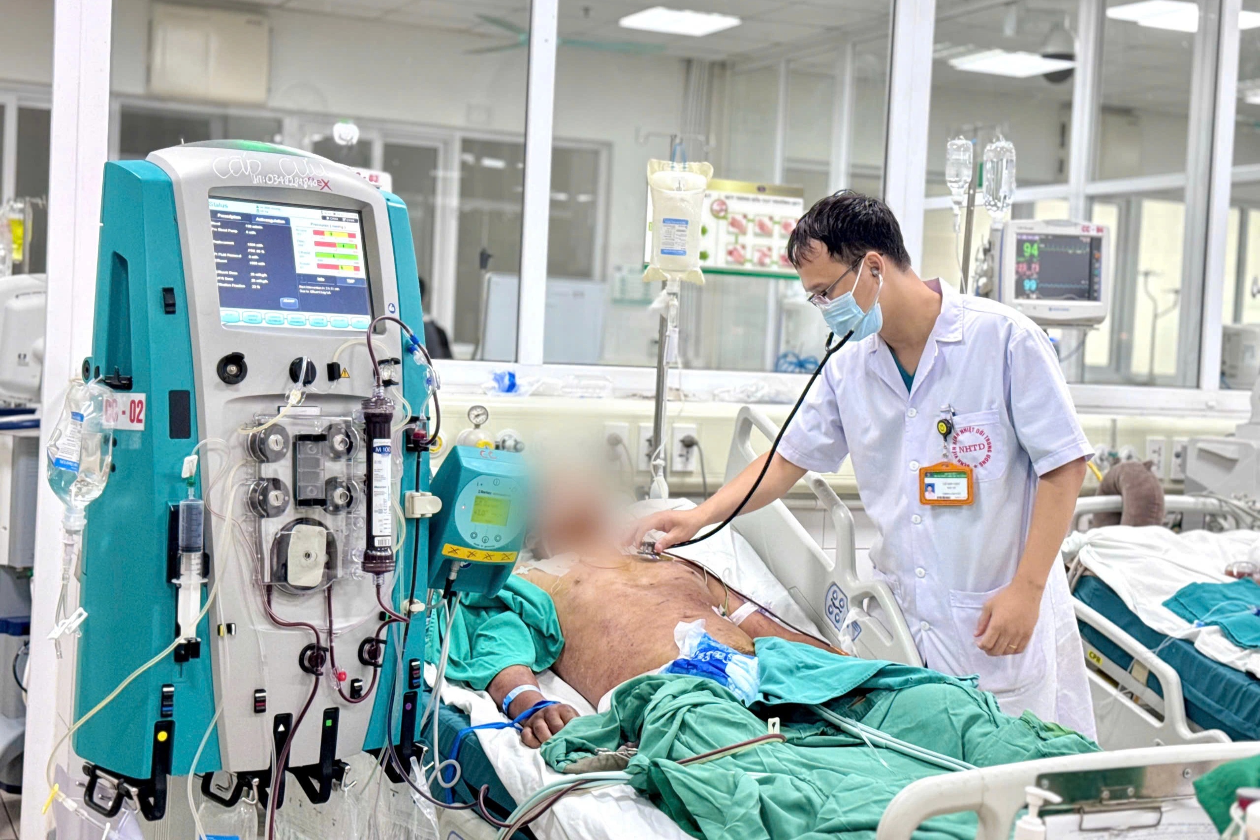 Sau bữa tiết canh, người đàn ông xuất huyết toàn thân nguy kịch - 1