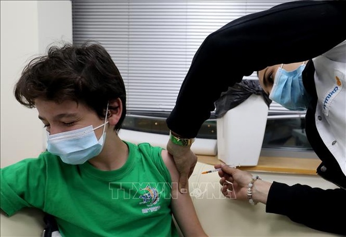 Nhân viên y tế tiêm vaccine phòng COVID-19 cho trẻ em tại thành phố Modiin, Israel ngày 12/1/2022. Ảnh: THX/TTXVN