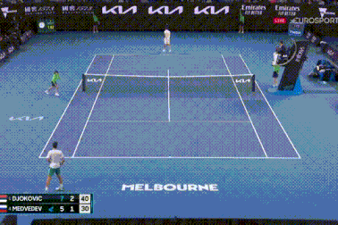 Djokovic yêu cầu khán giả im lặng khi Medvedev giao bóng