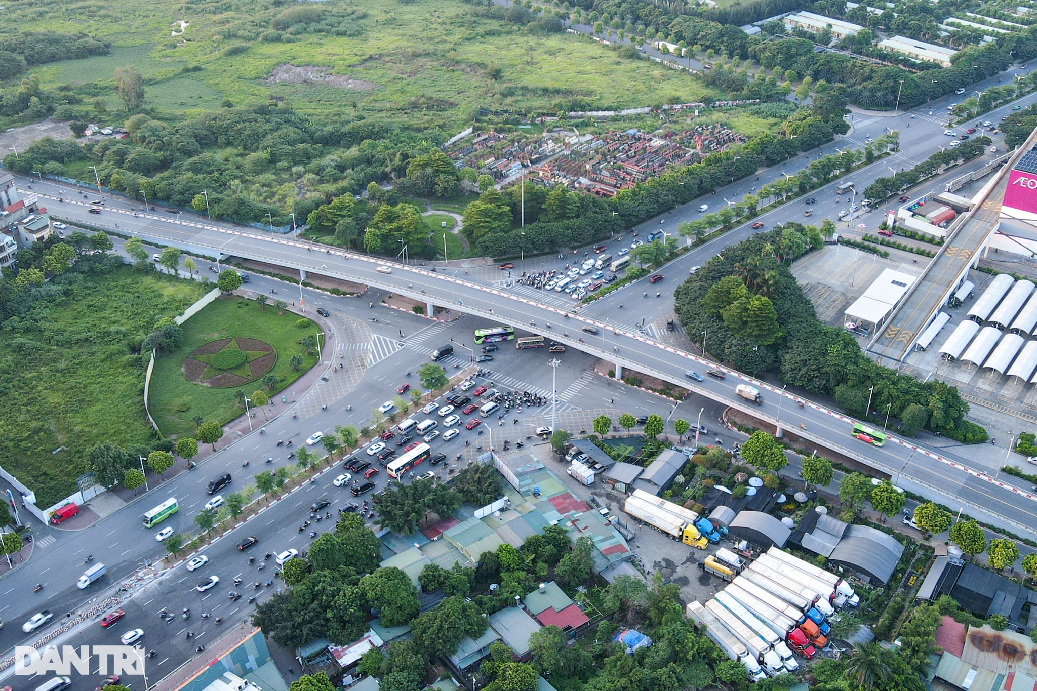 Một tuần sau thông xe giai đoạn 2, cầu Vĩnh Tuy không còn cảnh ùn tắc - 7