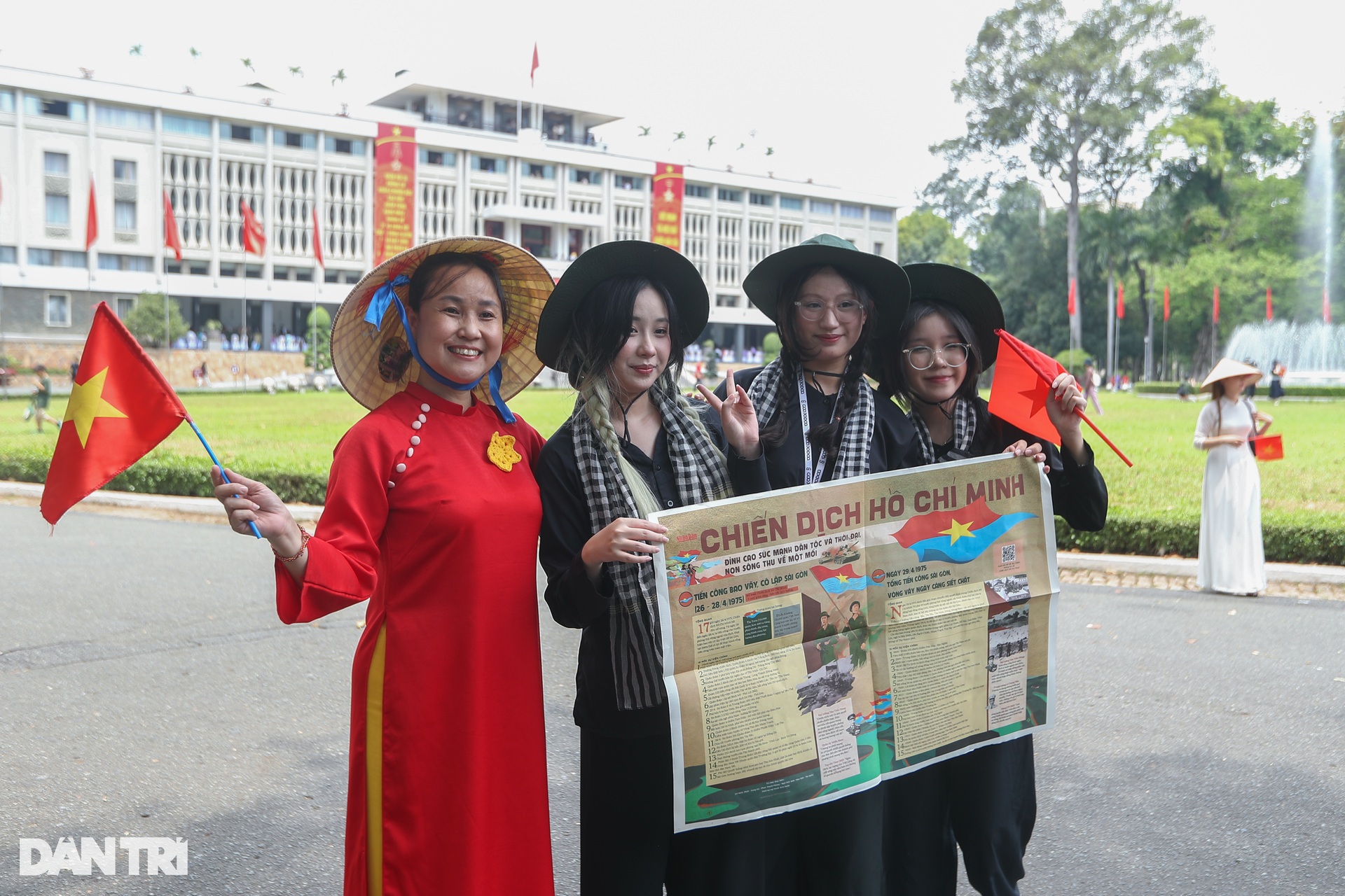 Hàng vạn người dân, cựu chiến binh đổ về TPHCM những ngày tháng 4 lịch sử - 3 Hàng vạn người dân, cựu chiến binh đổ về TPHCM những ngày tháng 4 lịch sử - 3