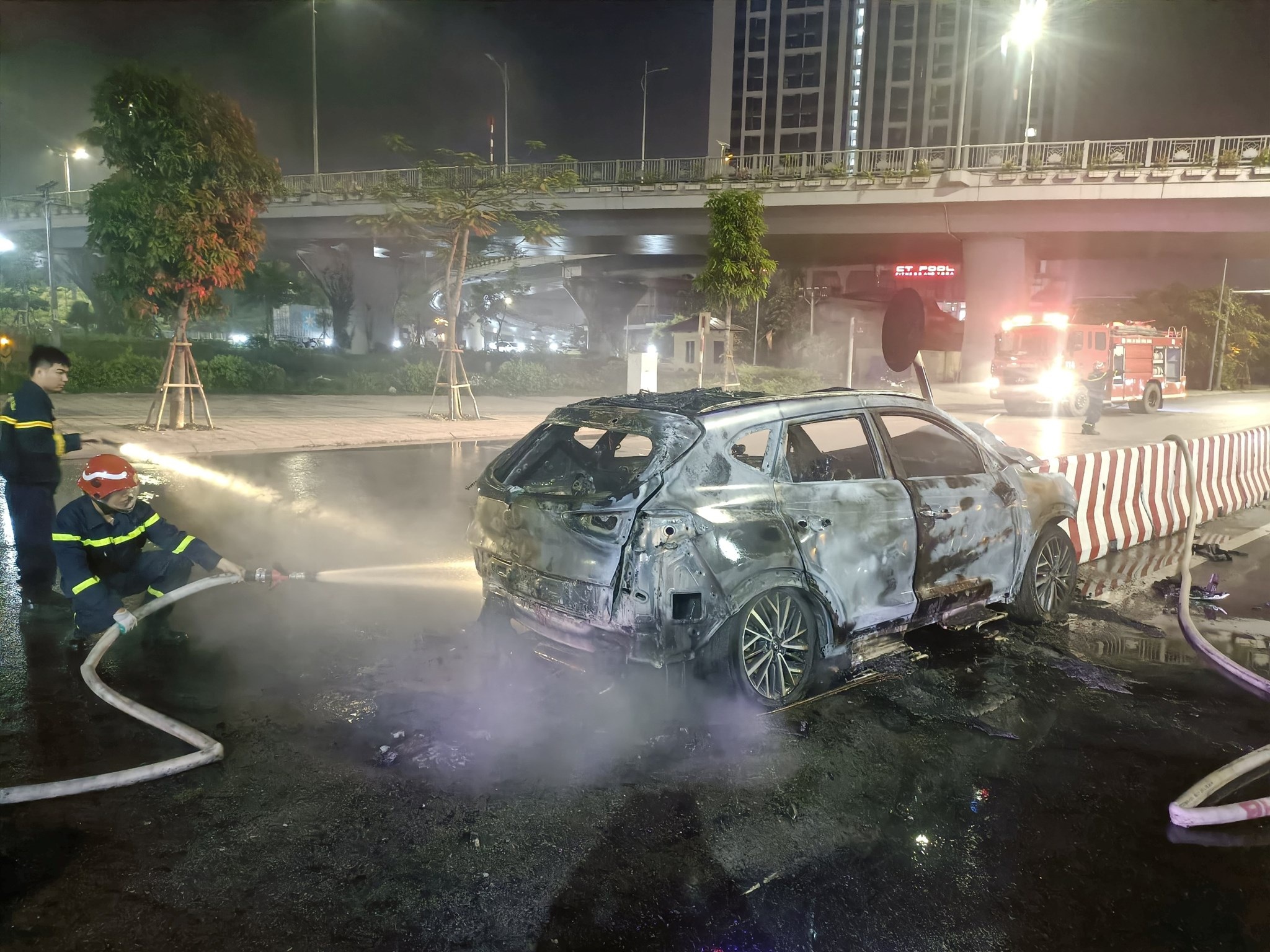 Xe Mazda bốc cháy dữ dội sau khi lao vào dải phân cách - 1