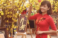 Thiếu nữ Sài thành đổ xô chụp ảnh tết bên hoa mai