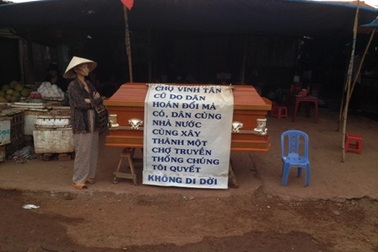 Hàng trăm tiểu thương dựng quan tài phản đối di dời chợ