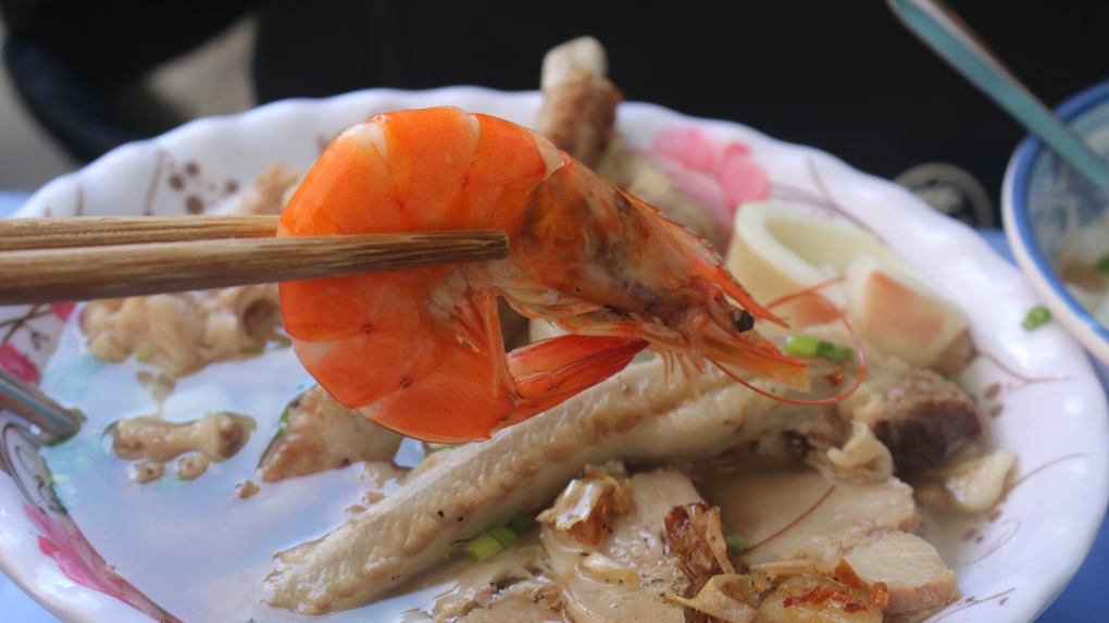 Chủ quán bánh canh bán vì đam mê, quyết giữ giá 10.000 đồng/tô - 4 Chủ quán bánh canh bán vì đam mê, quyết giữ giá 10.000 đồng/tô - 4